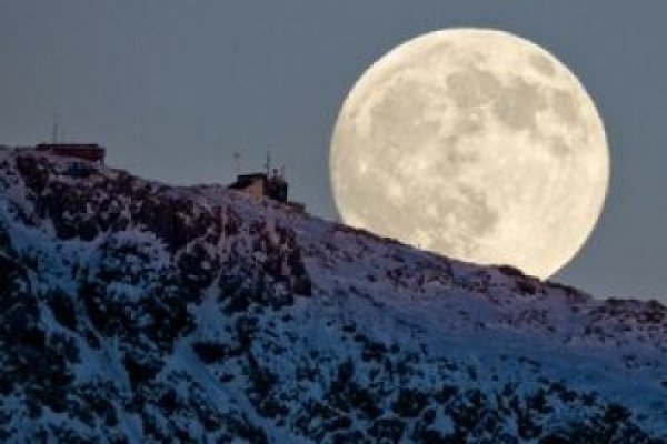 O companie americană va vinde zboruri private spre Lună, cu 1,5 miliarde de dolari pentru două persoane